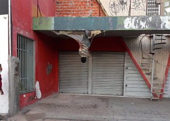 Catador de latinhas fica preso em cobertura de loja na Avenida Miguel Rosa